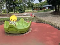 広い公園の一角、緑道側（緩やかな坂...