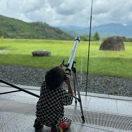 小川の奥にある記念館。夏休みなどに...
