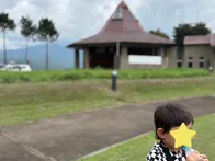 小川の奥にある記念館。夏休みなどに...