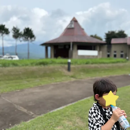 小川の奥にある記念館。夏休みなどに...