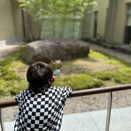 小川の奥にある記念館。夏休みなどに...