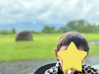 小川の奥にある記念館。夏休みなどに...