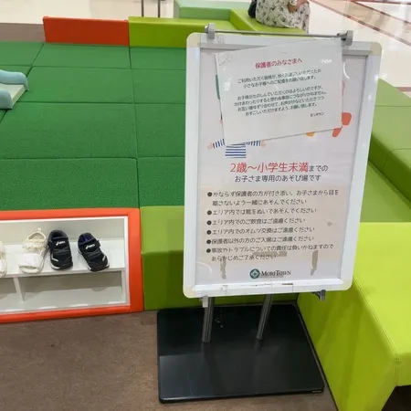 専門店ありのモールです。八月の平日...