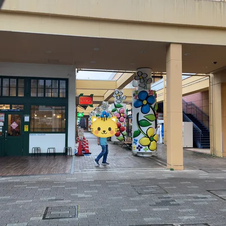 専門店ありのモールです。八月の平日...