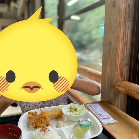 川を眺めながらお食事できます。お子...