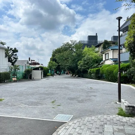目黒駅から目黒三田通りを恵比寿方面...
