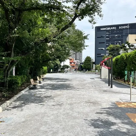 目黒駅から目黒三田通りを恵比寿方面...