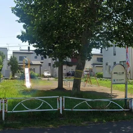 遊具は滑り台とブランコ、砂場があり...
