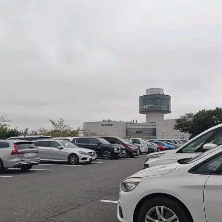 外のスペースにヘリコプター等が展示...