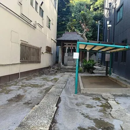 神社も敷地内にある、なんだかありが...
