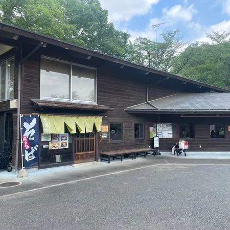 洞窟探検するならヘルメット持ってい...