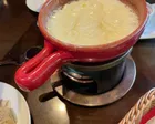 色々な飲食店が入っていてチーズ工房...