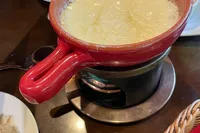 色々な飲食店が入っていてチーズ工房...