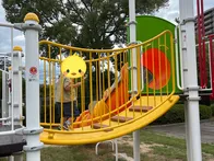 アスレチックすべり台がある公園です...