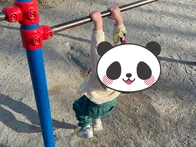 小さい公園ですが、滑り台や鉄棒、ブ...