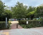 狭い公園という印象。ベンチ下にはタ...