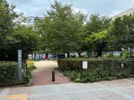 狭い公園という印象。ベンチ下にはタ...