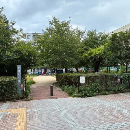 狭い公園という印象。ベンチ下にはタ...