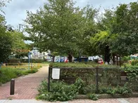 狭い公園という印象。ベンチ下にはタ...