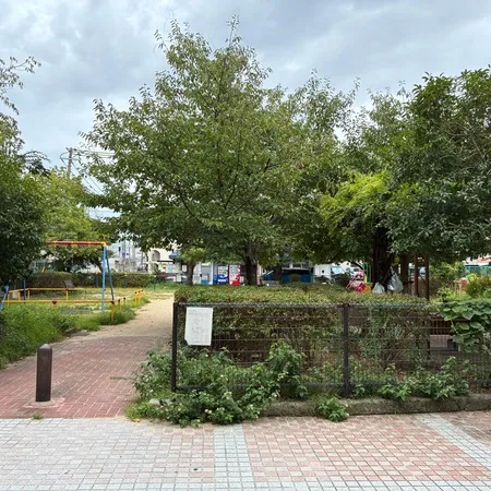 狭い公園という印象。ベンチ下にはタ...