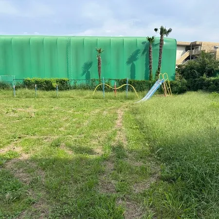 住宅街の突き当たりにある公園です。