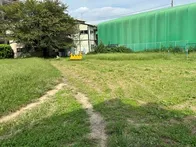 住宅街の突き当たりにある公園です。
