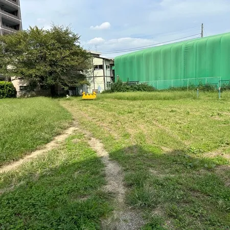 住宅街の突き当たりにある公園です。