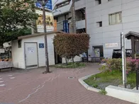 いつもベンチでタバコを吸っている人...