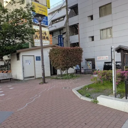 いつもベンチでタバコを吸っている人...