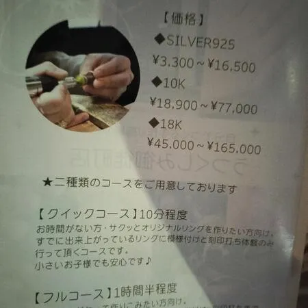 中央通りから1本はいった細い道にあ...