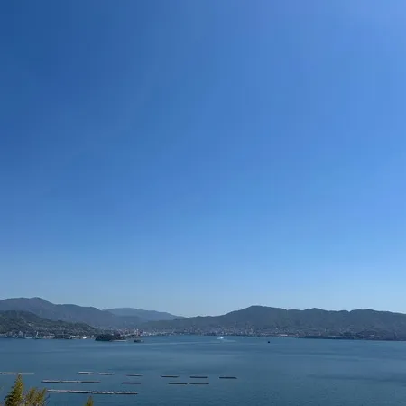 桜と海がとてもいいです。