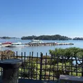 縁側に腰掛けて見渡せる島々が美しく...