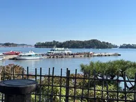縁側に腰掛けて見渡せる島々が美しく...