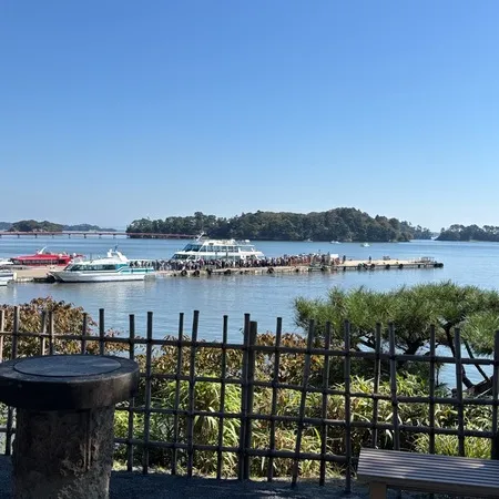 縁側に腰掛けて見渡せる島々が美しく...