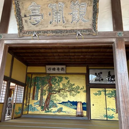 縁側に腰掛けて見渡せる島々が美しく...