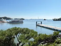 縁側に腰掛けて見渡せる島々が美しく...