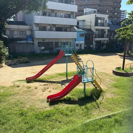 大正駅の近くにある公園。大通りに近...
