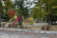 広くて遊具もあり トイレと水飲み場...