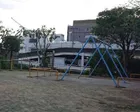 ブランコ、鉄棒、滑り台がありました...