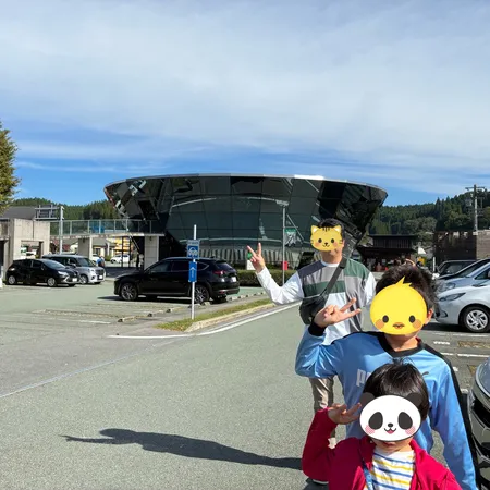 子供達は外からは鏡だけど、中からは...