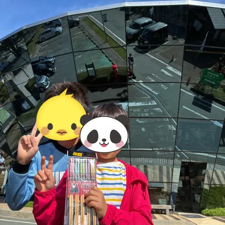 子供達は外からは鏡だけど、中からは...