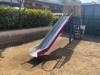 小さい公園ですが鉄棒あり。ちょっと...