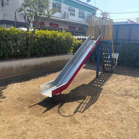小さい公園ですが鉄棒あり。ちょっと...