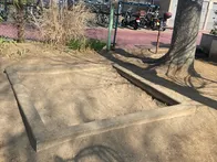 小さい公園ですが鉄棒あり。ちょっと...