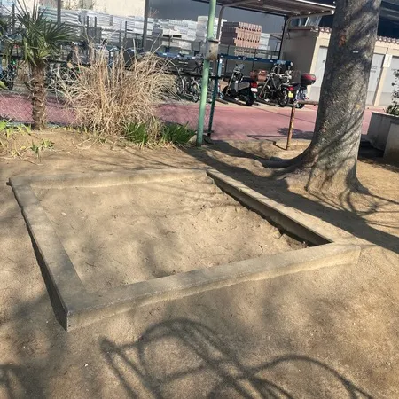 小さい公園ですが鉄棒あり。ちょっと...