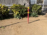 小さい公園ですが鉄棒あり。ちょっと...