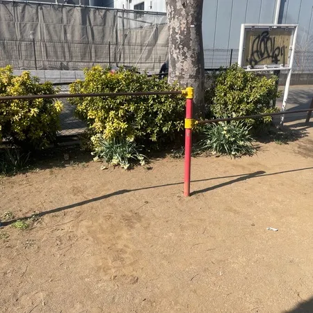 小さい公園ですが鉄棒あり。ちょっと...