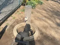 小さい公園ですが鉄棒あり。ちょっと...