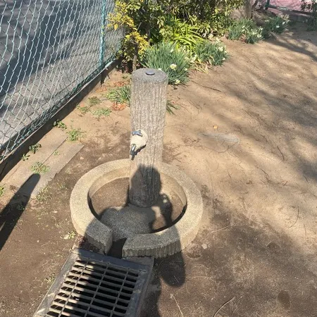 小さい公園ですが鉄棒あり。ちょっと...