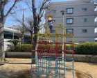 小さい公園ですが鉄棒あり。ちょっと...